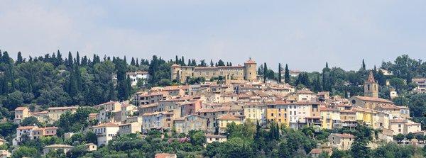 Peut-on trouver une location en Provence avec des ateliers de cuisine et des visites de marchés locaux?